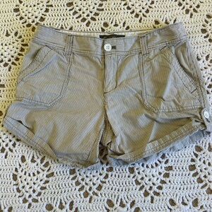 Eddie Bauer Women’s Size 4 Brown White Pin Striped Shorts  Cuffed Roll Tab